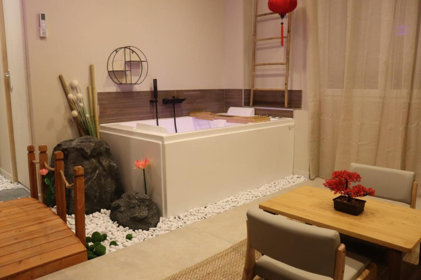 Loveroom Japon Avec Balneotherapie 툴롱 외부 사진
