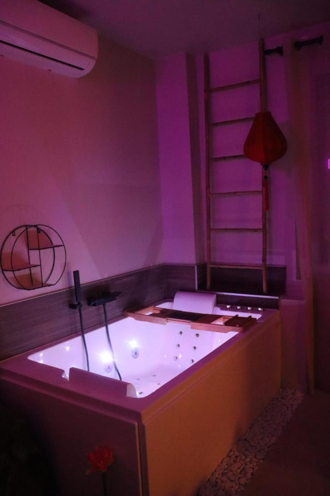 Loveroom Japon Avec Balneotherapie 툴롱 외부 사진
