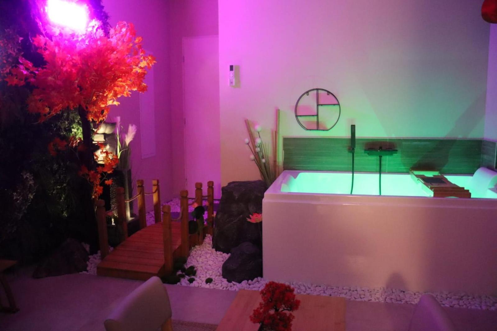 Loveroom Japon Avec Balneotherapie 툴롱 외부 사진